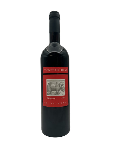 Weinglas von Barbaresco La Spinetta 2008 mit rotem Etikett