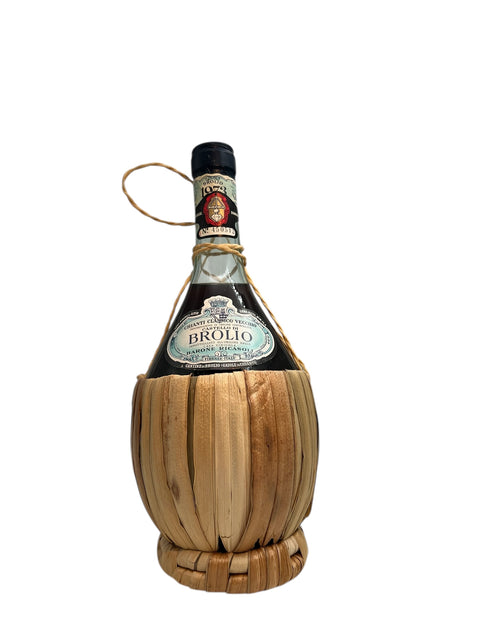 Flasche Chianti Brolio 1978 im traditionellen Strohkorb