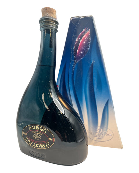 Flasche Aalborg Jule Akvavit 2006 in eleganter Verpackung