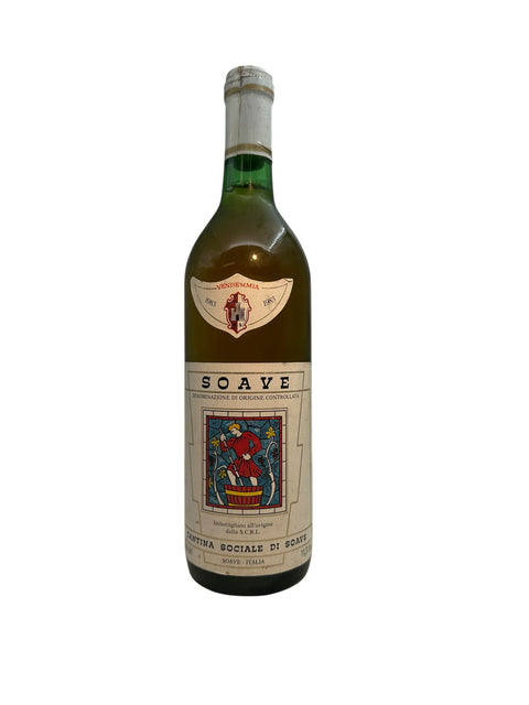 Eine Flasche Soave-Weißwein aus der Cantina Sociale, Jahrgang 1963