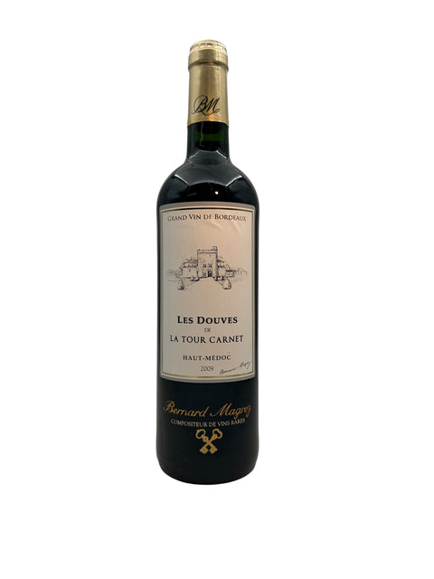Eine Flasche Rotwein Les Douves La Tour Carnet 2009 von Bernard Magrez