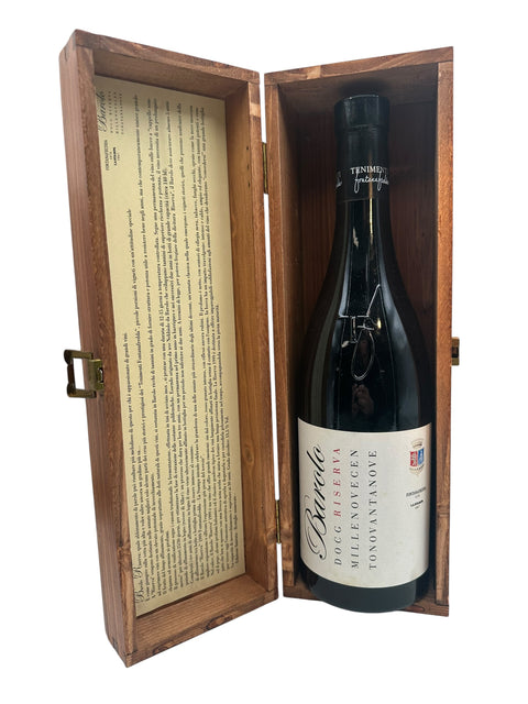 Barolo-Rotwein aus dem Jahrgang 1999 in einer Holzkiste