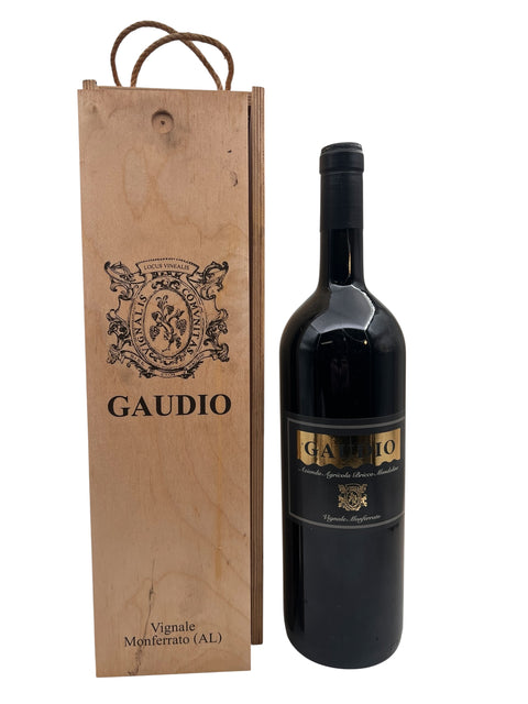 Flasche Gaudio-Rotwein neben Holzkiste mit Logo