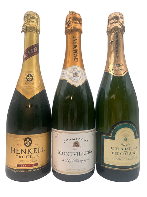 Drei Flaschen Champagner mit unterschiedlichen Etiketten