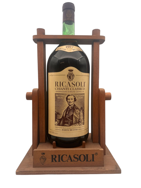 Flasche Chianti Classico Ricasoli 1977 im Holzhalter